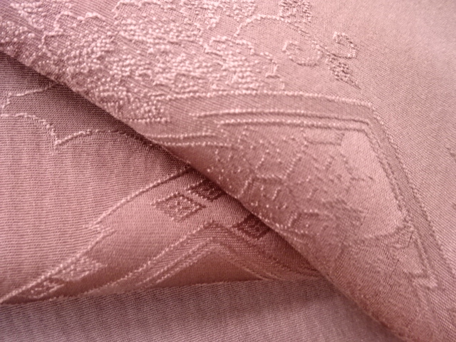  松皮菱に草花模様織り出し暈し色無地着物